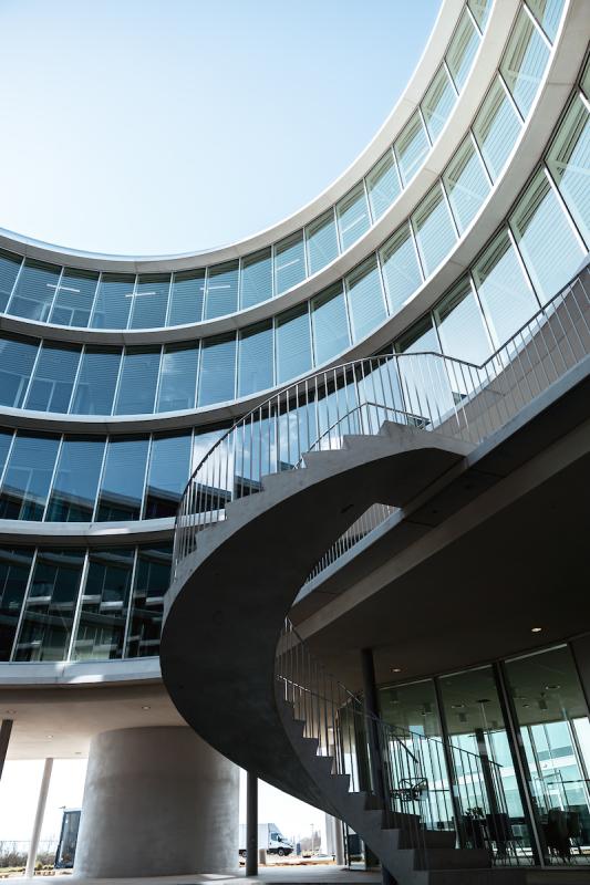 Blick vom Innenhof auf die Fassade des neuen Hauptsitzes der Firma Ekopak