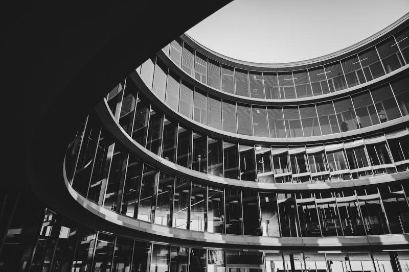 Blick vom Innenhof auf die Fassade des neuen Hauptsitzes der Firma Ekopak, schwarzweiß