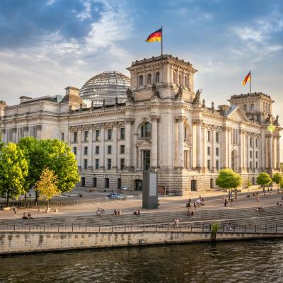Blick auf Reichstag mit Kuppel über die Spree