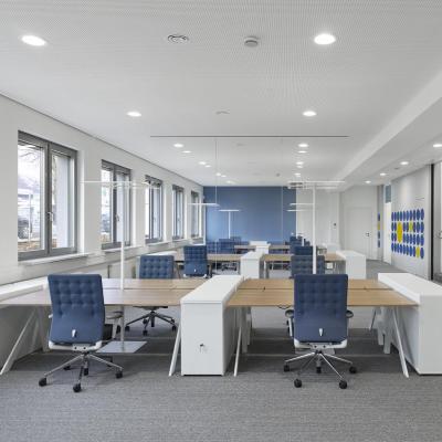 Büro mit gelochter Gipskartondecke
