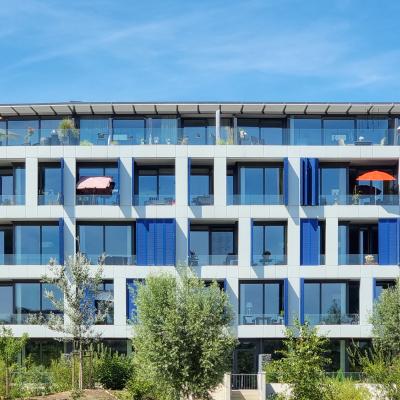 Wohnanlage Havelwelle Frontansicht Balkone mit blauen Schiebefensterläden