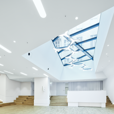 moderner Hörsaal mit großem Glasoberlicht, mehrfach abgekanteter GK-Decke